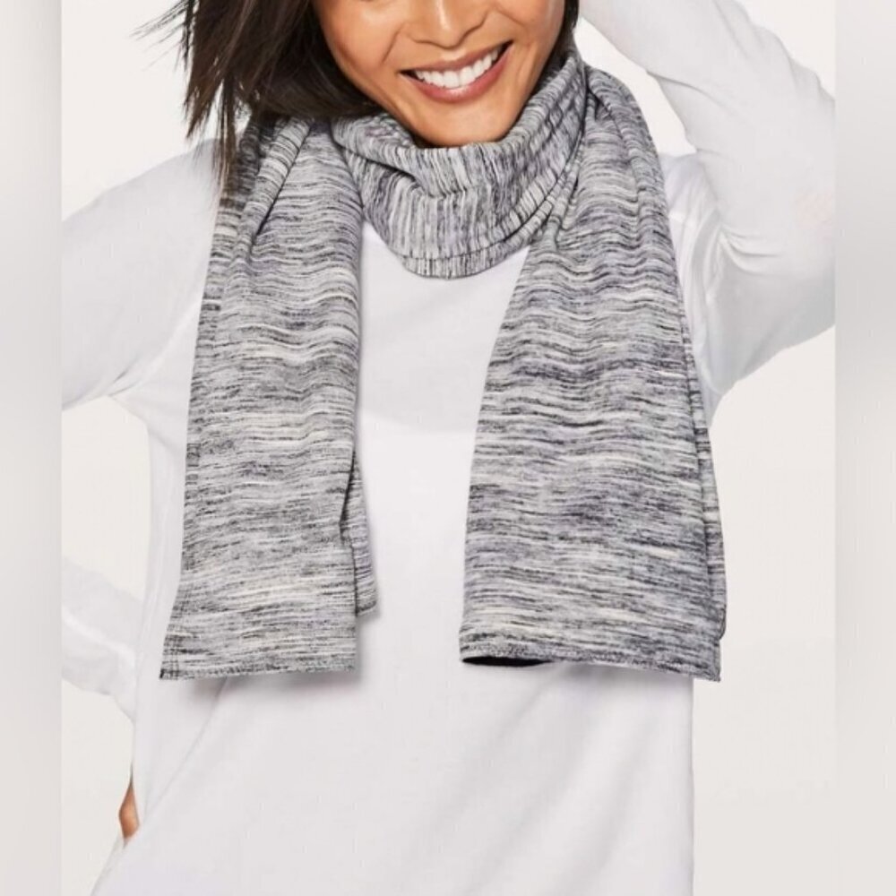 Lululemon Vinyasa Scarf Gray Black White Circle Snap Wrap